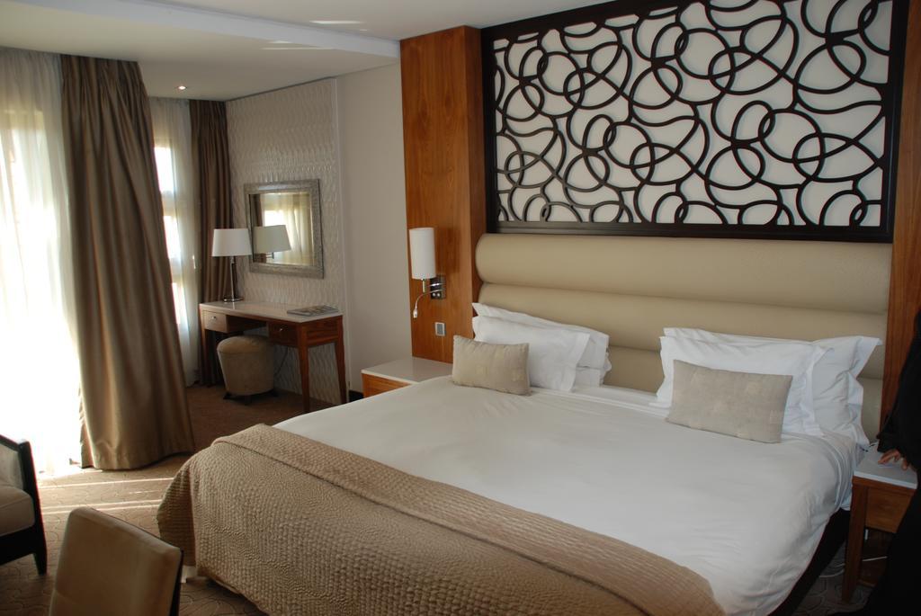 Royal Marang Hotel Phokeng Camera foto A bedroom in the hotel
