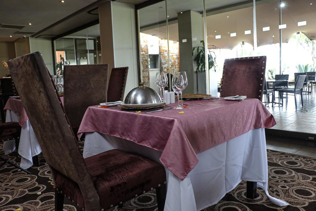 Royal Marang Hotel Phokeng Esterno foto A restaurant in the hotel